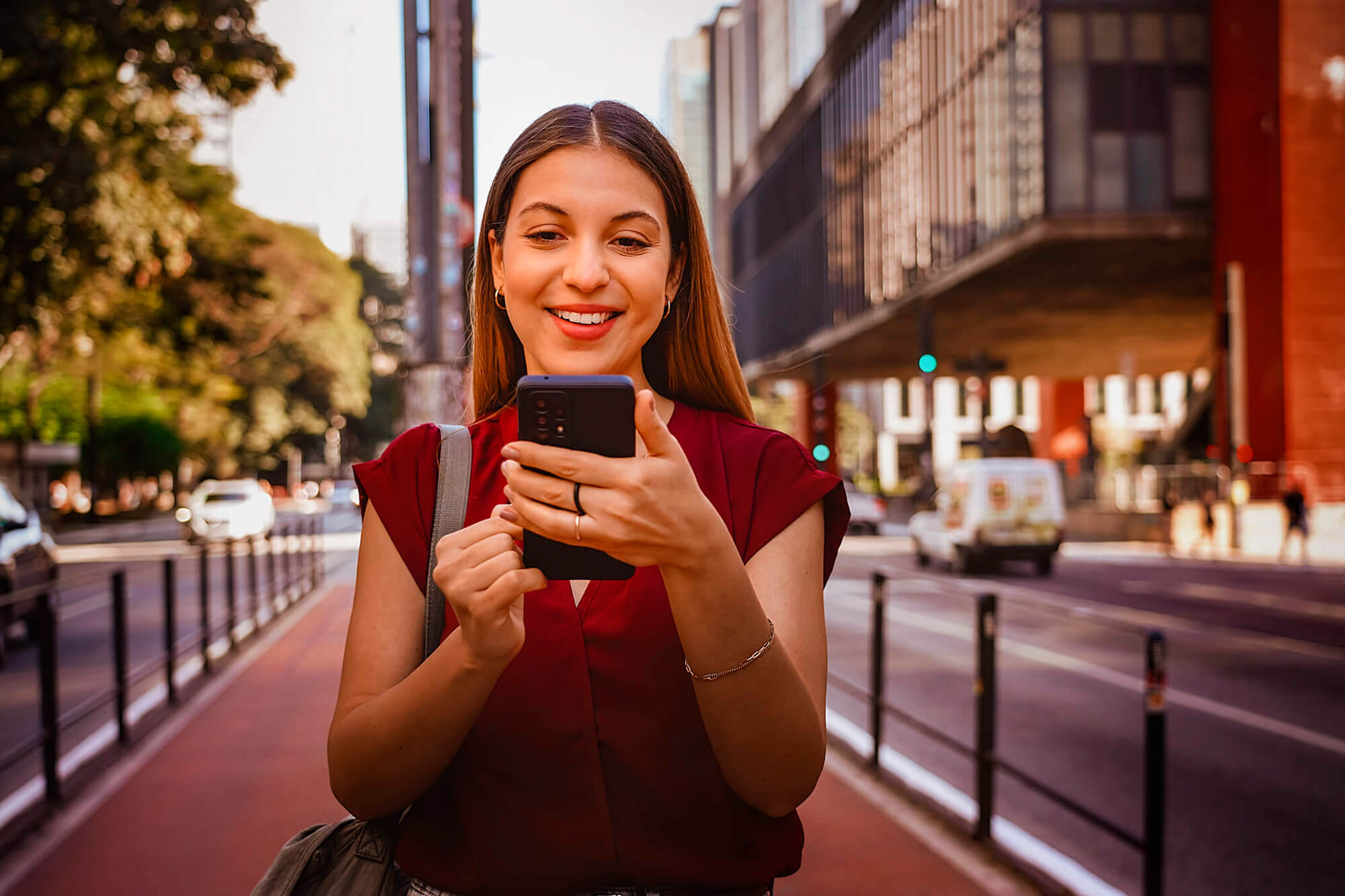 Imagem Mulher segurand celular agenda Átrio